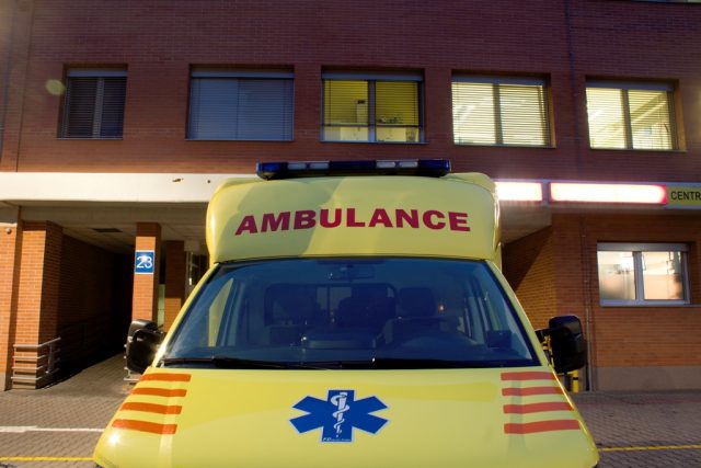 Krajská nemocnice Tomáše Bati ve Zlíně - vůz ambulance pře jednou z budov | foto: Lukáš Králíček