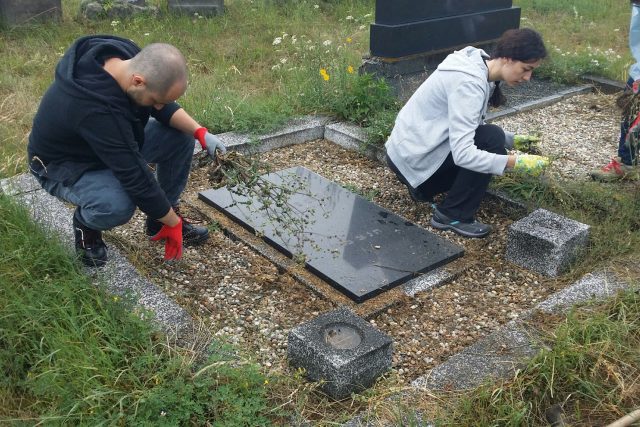 Dobrovolníci uklízejí židovský hřbitov v Holešově | foto: Pavel Sedláček