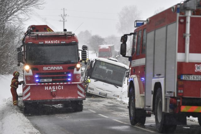 Ranní nehoda autobusu v Újezdě na Zlínsku | foto: Dalibor Glück,  ČTK
