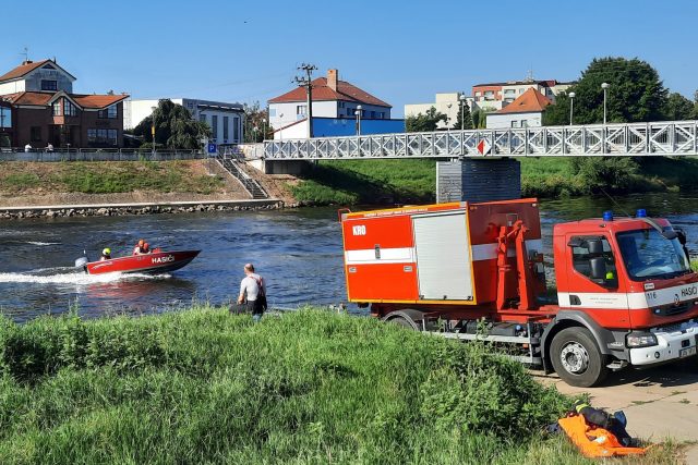 Hasiči motorovými čluny provzdušňují vodu v řece Morava u Uherského Hradiště,  kde kvůli nedostatku kyslíku hynuly ryby | foto: Michal Sladký,  Český rozhlas