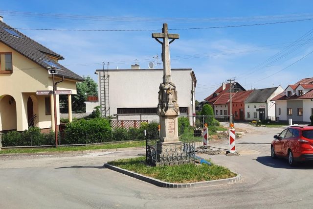 Historický kříž na křižovatce v Jarošově  (Uherské Hradiště) | foto: Michal Sladký,  Český rozhlas