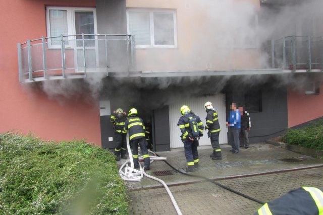 Obyvatele činžovního domu vyděsil hustý dým | foto: HZS Zlínského kraje