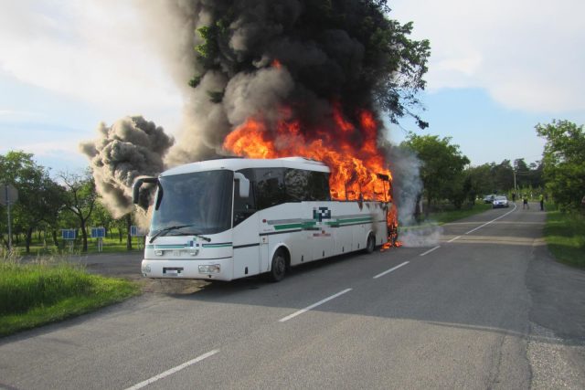 Požár autobusu ve Zlíně na Kudlově | foto: HZS Zlínského kraje