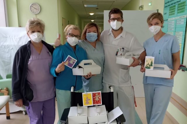 Školáci z Kvasic napekli cukroví pro zdravotníky z Kroměřížské nemocnice | foto: ZŠ Kvasice