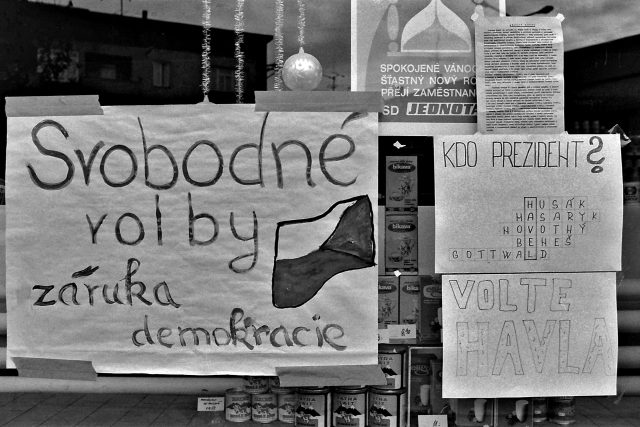 Letáky a nápisy doprovázející demonstrace v listopadu 1989 | foto: Jaromír Čejka,  ČTK