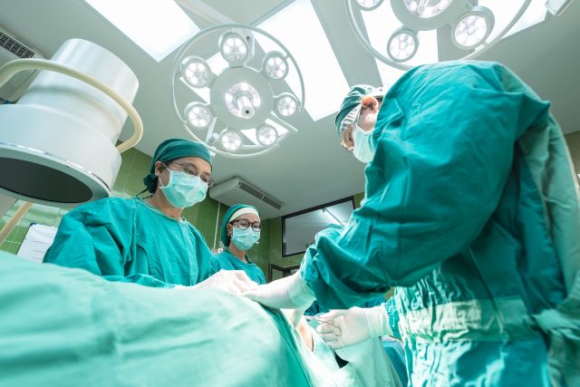 Chirurgové,  operace,  lékaři,  zdravotnictví,  operační sál | foto: Fotobanka Pixabay