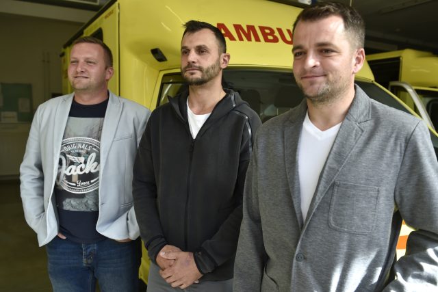 Záchranáři Jiří Vašica,  Martin Mikloš a Jiří Stuška  (zleva doprava),  kteří v civilu vytáhli z hořícího auta na dálnici D1 dva lidi | foto: Dalibor Glück,  ČTK