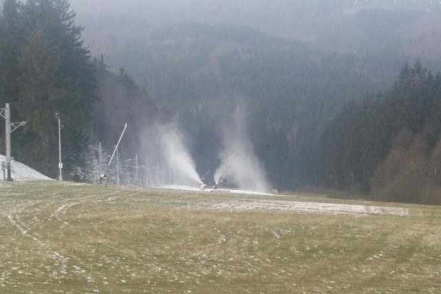 Sněžná děla vyrábí sníh na Trojáku | foto: Pavel Sedláček