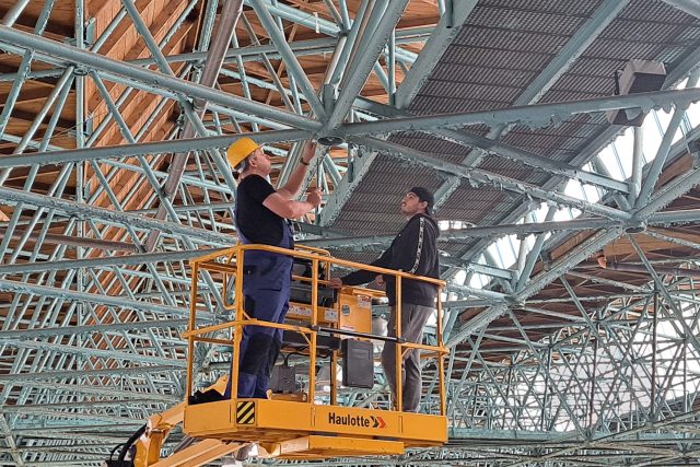 Pravidelná kontrola konstrukce střechy Zimního stadionu,  Uherské Hradiště | foto: Michal Sladký,  Český rozhlas