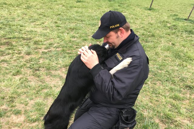 Policista Jiří Gregovský se svým služebním psem Violou | foto: Miroslav Urubek