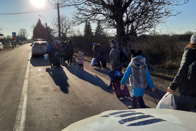 Uprchlíci z Ukrajiny často putují pěšky | foto: Patrik Salát,  Český rozhlas Vysočina