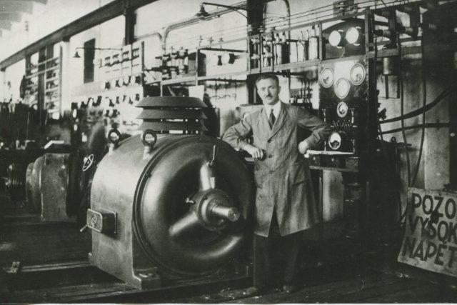 Josef Sousedík u vyrobeného elektromotoru | foto: autor neznámý,  Muzeum regionu Valašsko