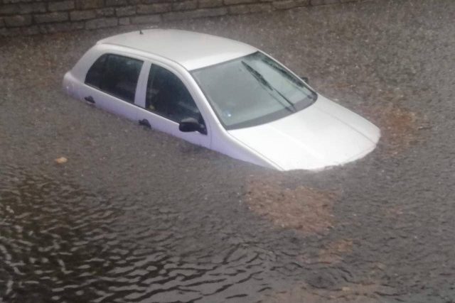 Zaplavené auto ve Zlíně | foto: Hasičský záchranný sbor Zlínského kraje