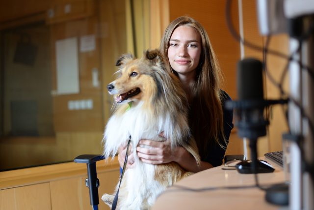 Kristýna Lakomá se svým psem Jayem | foto: Honza Ptáček,  Český rozhlas