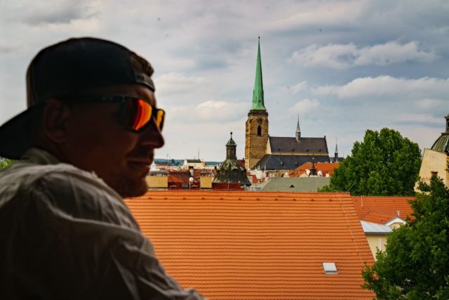 Fotka Tomáše z bytu v Plzni s výhledem na věž Svatého Bartoloměje | foto: Expedice Z101  (bodhi.style s.r.o.)