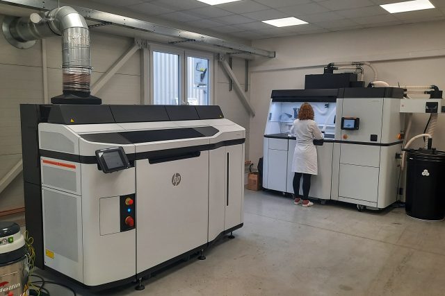 Nová technologie 3D tisku – Multi Jet Fusion - 3D tiskárny už umí tisknout i duplikáty kovových součástek | foto: Michal Sladký,  Český rozhlas