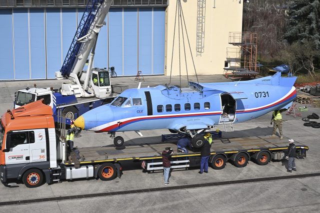 Demontáž a nakládka transportního letounu L-410 UVP-T | foto: Luboš Pavlíček,  ČTK