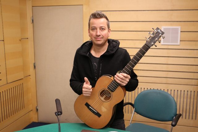 Petr Bende přinesl do brněnského studia kytaru,  aby mohl zahrát pár písniček | foto: Radek Bortlík,  Český rozhlas