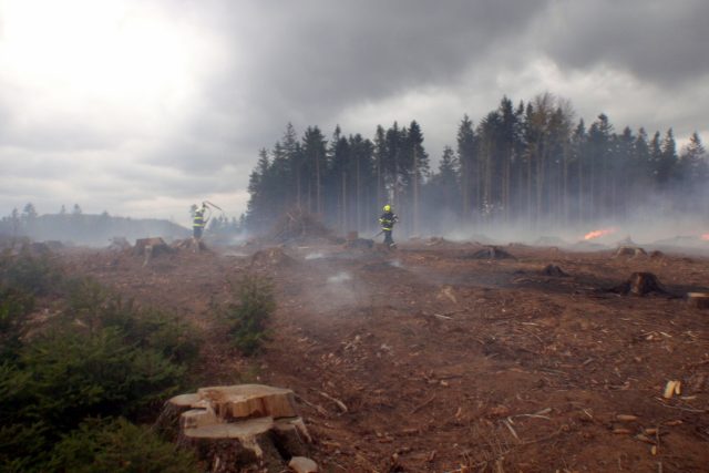 Hašení požáru u Rajnochovic | foto: Hasičský záchranný sbor Zlínského kraje