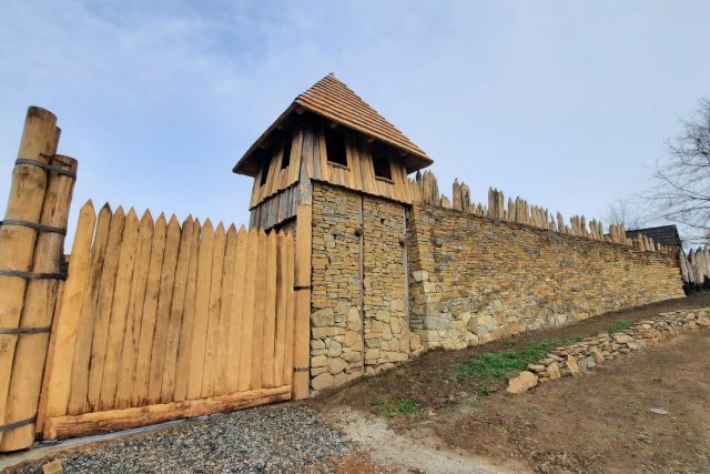 Archeoskanzen Modrá,  hradby a strážní věž | foto: Michal Sladký,  Český rozhlas