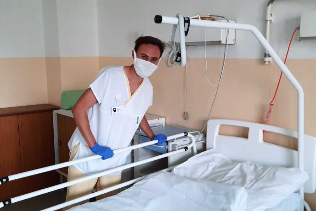 Student Roman Valenta pomáhá v nemocnici v Uherském Hradišti | foto: Michal Sladký,  Český rozhlas