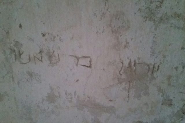 V Kurovicích na Kroměřížsku objevili dělníci při opravě tvrze unikátní hebrejský nápis. | foto: Pavel Sedláček