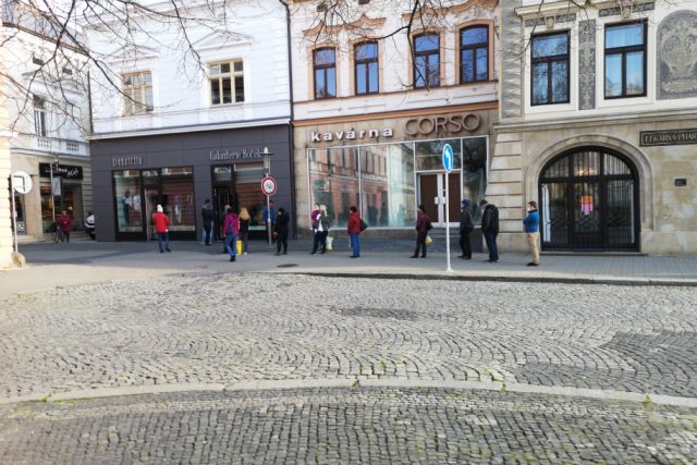 Fronta lidí před prodejnou s textilem v Uherském Hradišti | foto: Ondřej Strachota,  Český rozhlas