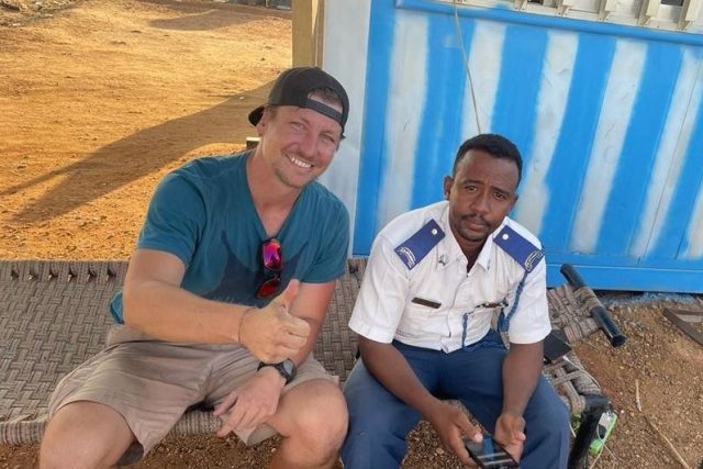 Expedice Z101,  Súdán - Tomáš Vaňourek s policistou,  který ho pokutoval | foto: Expedice Z101  (bodhi.style s.r.o.)
