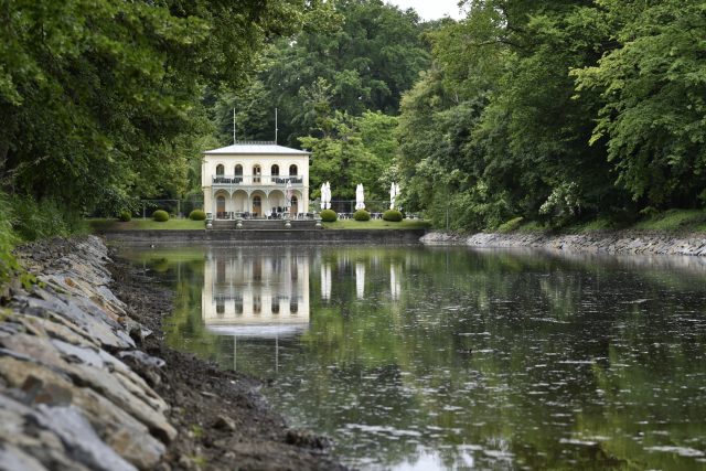 Rybníky v kroměřížské Podzámecké zahradě se vrací do své bývalé krásy | foto: Dalibor Glück,  ČTK