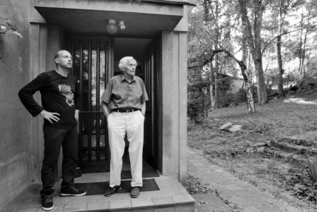 Režisér Petr Horký s Miroslavem Zikmundem při natáčení dokumentu k jeho 95. narozeninám | foto: Jindřich Böhm,  Pavel Otevřel,  PiranhaFilm