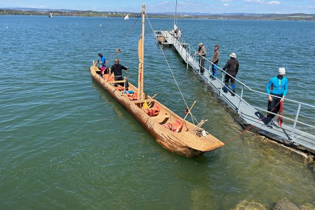 Skupina experimentálních archeologů znovu vyzkoušela na přehradní nádrži Rozkoš u České Skalice čluny vydlabané z jednoho kusu dřeva | foto: Václav Plecháček,  Český rozhlas