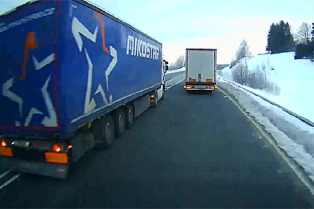 Riskantní předjíždění řidiče kamionu ze Vsetína | foto: Mr.GermanTruck