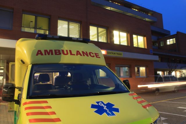 Baťova nemocnice Tomáše Bati ve Zlíně - vůz ambulance před jednou z budov nemocnice | foto: Lukáš Králíček