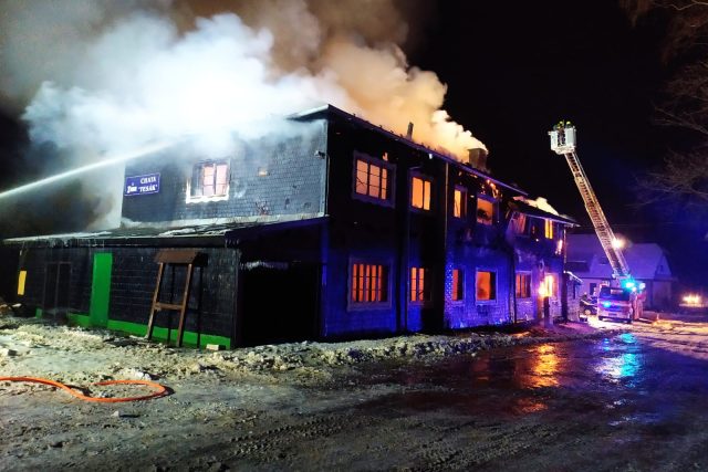 Chata na Tesáku - ničivý požár 29. 1. 2022 | foto: HZS Zlínského kraje