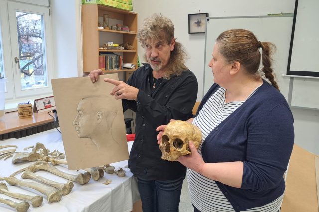 Žáci Základní školy UNESCO v Uherském Hradišti se učili na kosterních ostatcích rakousko-uherského vojáka z 19. století. Odborníci zjistili,  jak vypadal | foto: Michal Sladký,  Český rozhlas