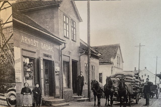 Domek na Zašovské ulici,  kde Arnošt Dadák začínal s prodejem pražené kávy | foto: Muzeum regionu Valašsko
