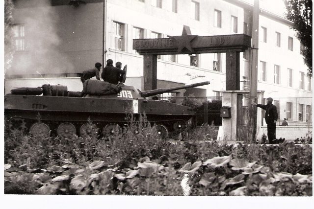 Okupační vojska před kasárnama v Holešově | foto:  Klub výsadkových veteránů Holešov