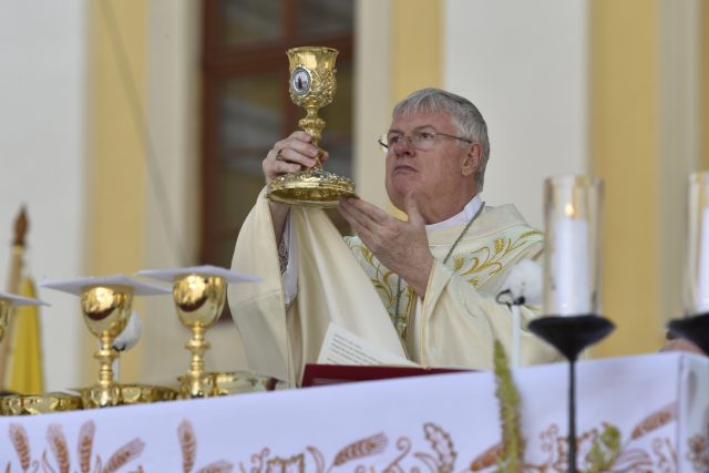 Apoštolský nuncius v Česku Daniel Balvo při bohoslužbě ve Velehradě | foto: Dalibor Glück,  ČTK