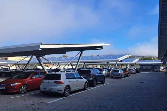 Česká zbrojovka,  Uherský Brod,  parkoviště se solárními panely | foto: Michal Sladký,  Český rozhlas