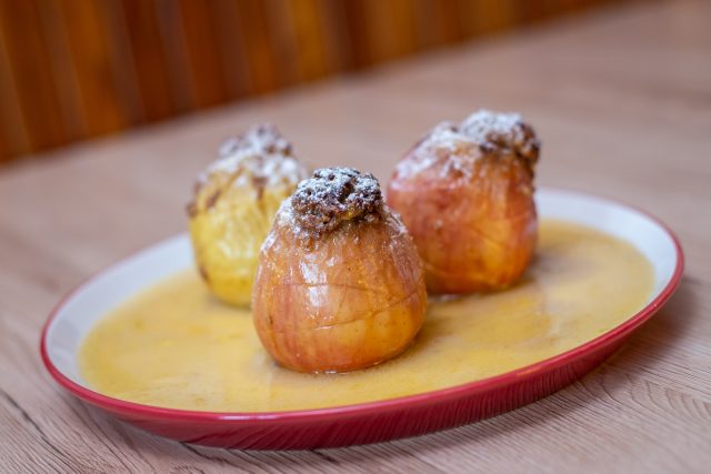 Pečená jablka s vaječným likérem od Ireny Fotijevové korunují každé sváteční menu