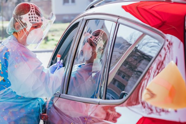 Ve Zlínské nemocnici odebírají vzorky přímo z okénka auta ve stanu na parkovišti | foto: Krajská nemocnice Tomáše Bati