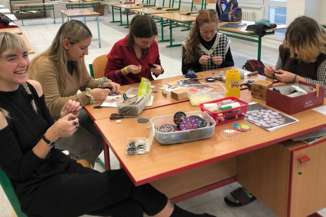 Vánoční ozdoby z rybích šupin vyráběly studentky módního návrhářství v Třeboni | foto: Jitka Cibulová Vokatá,  Český rozhlas