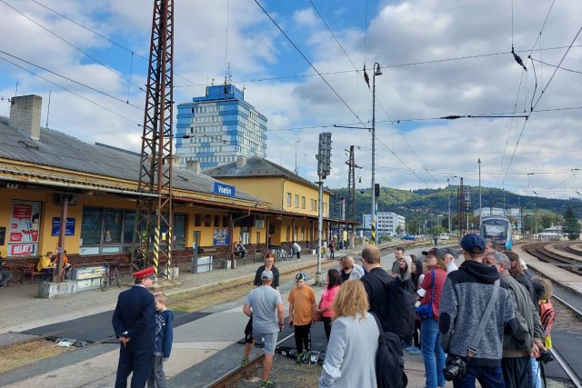Lidé ve Vsetíně se loučili s historickým vlakovým nádražím. | foto: Gabriela Hykl,  Český rozhlas Zlín