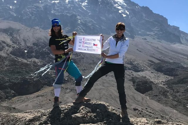 Alena a Dáša se rozhodly vyšplhat na nejvyšší horu Afriky do výšky 5895m. Svým výstupem podpoří sbírku na Kačenku a její další Klim-Therapy | foto: archiv Aleny Vrátné