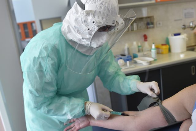 Odběr vzorků na vyšetření nákazou koronavirem v Baťově nemocnici ve Zlíně | foto: Dalibor Glück,  ČTK