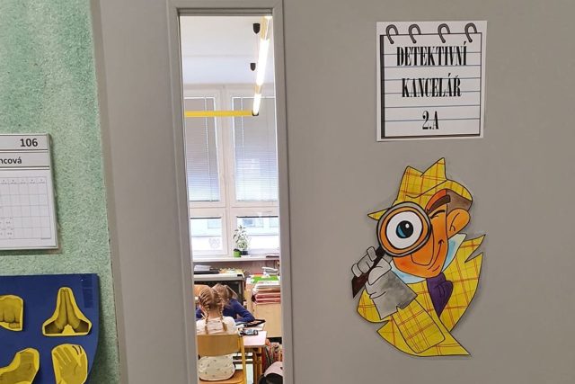 Na základní škole Kvítková ve Zlíně děti pátraly po vysvědčení pomocí vlastní detektivní kanceláře | foto: Roman Verner,  Český rozhlas