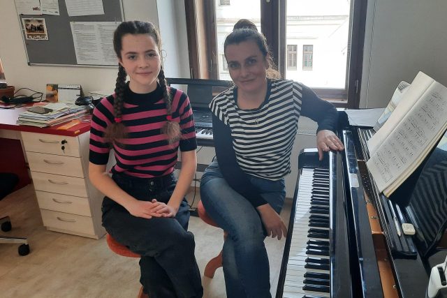 patnáctiletá Olga z Kyjeva s učitelkou hry na klavír Petrou Jarmarovou | foto: Michal Sladký,  Český rozhlas