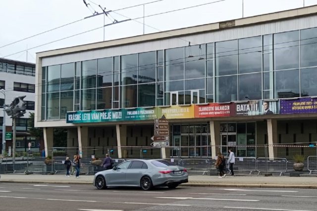 Městské divadlo Zlín,  opatření kvůli opadávajícím mramorovým obkladům  (2023) | foto: Tomáš Fránek,  Český rozhlas