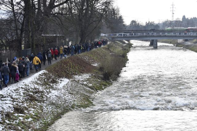 Protestní pochod za spravedlivé vyšetření otravy řeky Bečvy | foto: Dalibor Glück,  ČTK