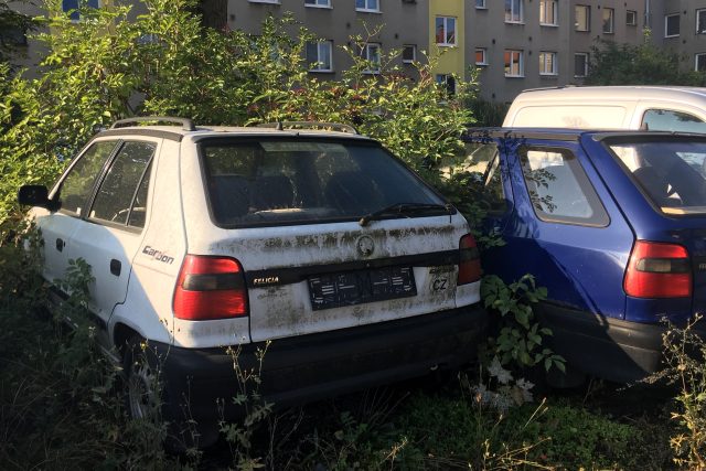 Odstavená auta zbytečně a dlouhodobě zabírají parkovací místa | foto: Jiří Jelínek,  Český rozhlas